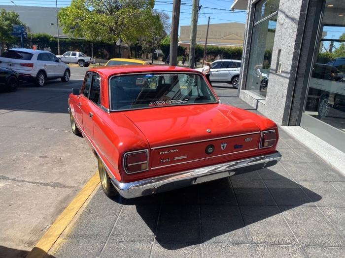 Ford Falcon de lujo - Imagen 4